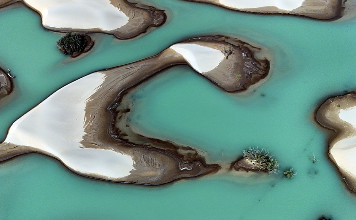 El desierto de Taklamakán, impulsa oportunidades en energía limpia y acuicultura